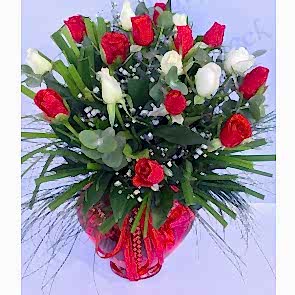 KALP VAZO İÇİNDE 15 ADET KIRMIZI VE BEYAZ GÜL SUNUMU