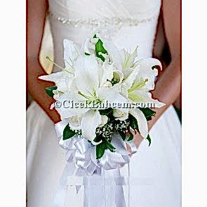 Kokulu Lilyumlarla Hazırlanmış Gelin Buketi