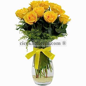 Konik Vazo İçine 9 Adet Sarı Gül Aranjmanı 
