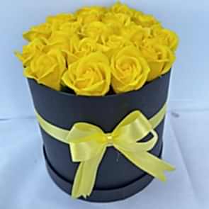19 Adet Gerçek Görünümlü Sarı Gül - Siyah Kutuda