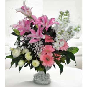 Lilyum, Gerbera ve Beyaz Güller Hazırlanmış Aranjman