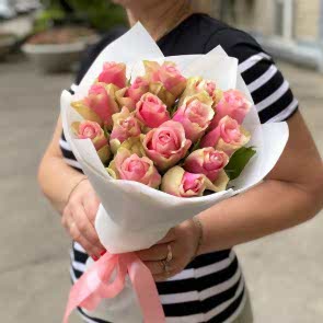 15 adet taze pembe gülden oluşan şık buket