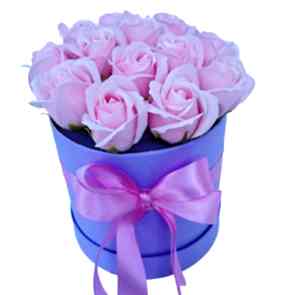 Solmayan Zarafet: 13 Adet Pembe Yapay Gül Tasarımı