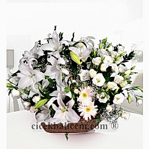 Beyaz Gül ve Beyaz Lilyum Kullanılarak Hazırlanmış Aranjman 
