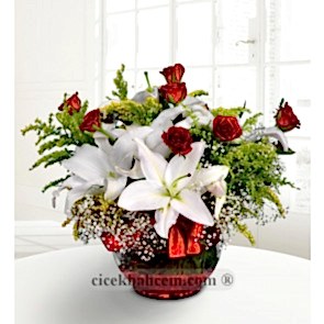 Cam Vazoda Kırmızı Gül ve Beyaz Lilyum 7 adet Kırmızı Gül