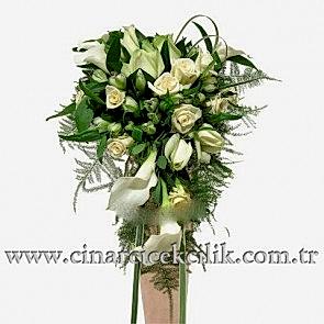 Beyaz Güller ve Gala Çiçekleri İle Hazırlanmış Gelin Buketi