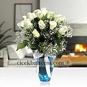 Etkileyici Güzel, Vazoda 15 Beyaz Gül 