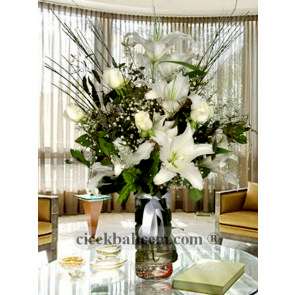 Silindir Cam Vazoda Beyaz Gül ve Kokulu Lilyum CAM106