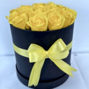 Siyah Kutuda 17'li Sarı Gül Aranjmanı - Özel ve Şık Hediye