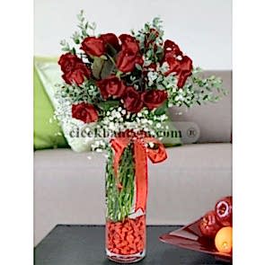 Uzun Cam vazoda 17 Adet Kırmızı Gül Seni Seviyorum