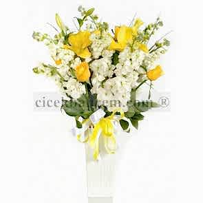 Vazo İçine Beyaz Şebboy ve Sarı Gül Tasarımı 