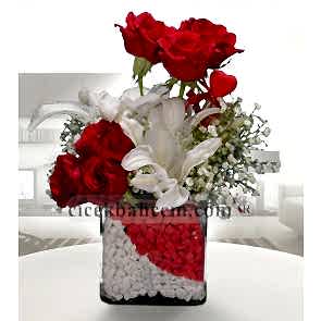 Vazo İçine 7 Adet Kırmızı Gül, Lilyum Aranjman