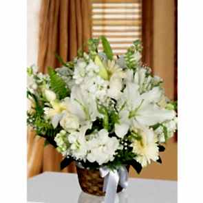 Örme Sepet İçine Beyaz Kokulu Lilyum ve Mevsim Çiçekleri Aranjmanı