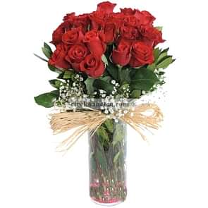 Cam Vazo İçerine Beyaz Cipso Kullanarak 29 Adet Krımızı Gül Aranjmanı