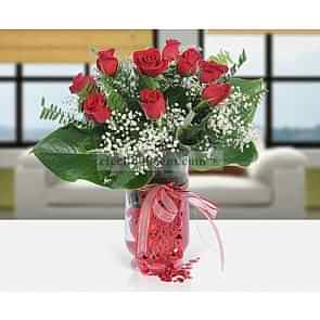 Cam Vazo İçerisine Cipso Çiçekleri İle 13 Adet Kırmızı Gül Tasarımı